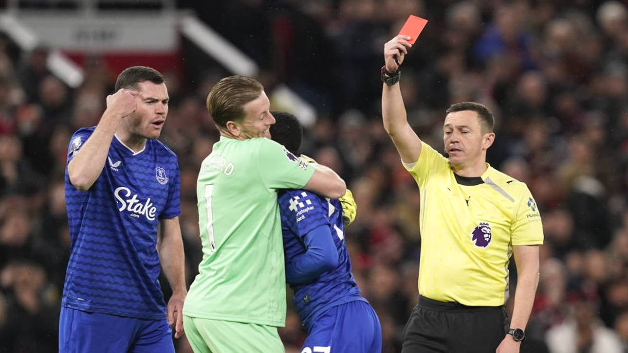 Keane zeigt seinem Mitspieler den Vogel, während dieser vom Platz fliegt