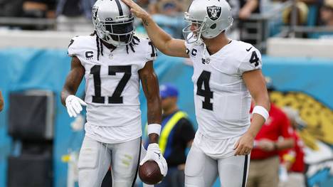 Davante Adams (17) und Derek Carr (4) spielten zusammen bei den Las Vegas Raiders