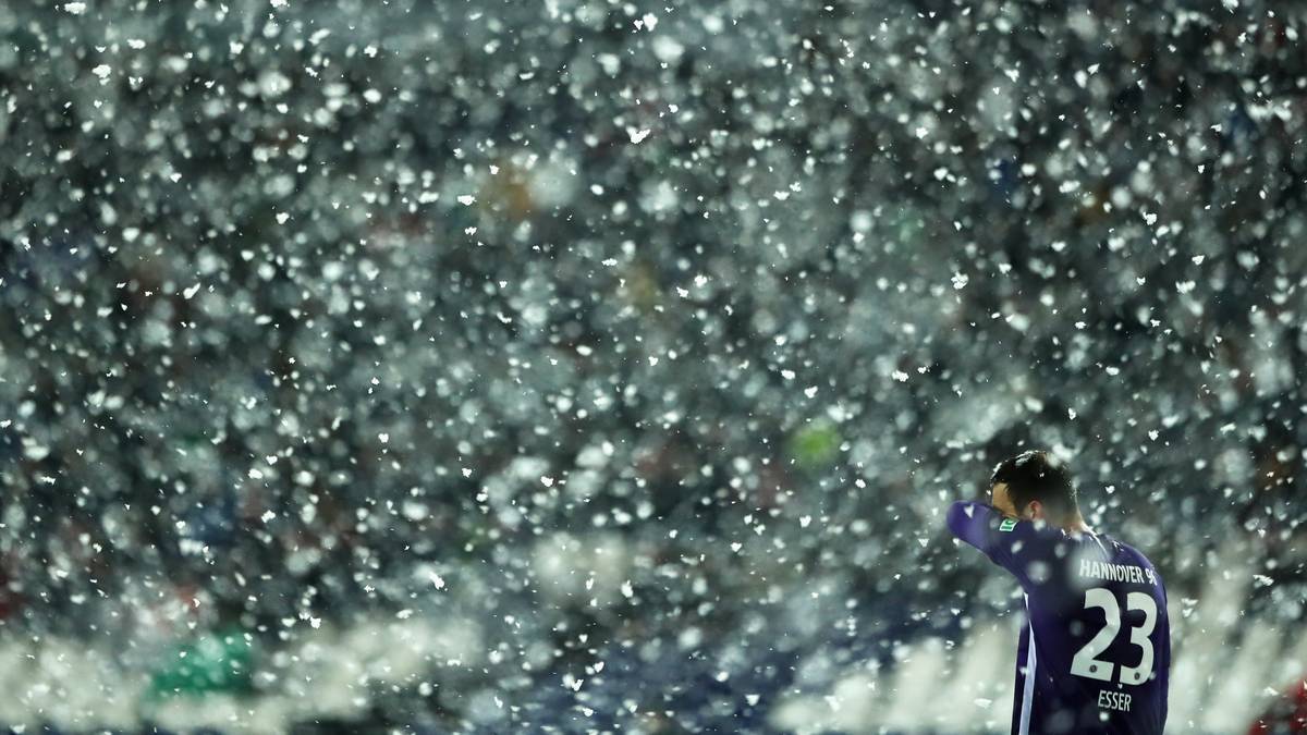 96-Keeper Michael Esser ist kaum noch zu erkennen