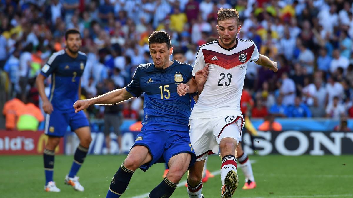 CHRISTOPH KRAMER: Er wird wohl der Einzige bleiben, der sich nicht an das ganze WM-Finale erinnern kann. In der 17. Minute erlitt er nach einem Zusammenstoß eine Gehirnerschütterung. Bekannt wurde er mit seiner Frage an den Schiedsrichter, ob dies wirklich das Finale sei. Für die Nationalmannschaft ist er seit 2018 als TV-Experte dabei.