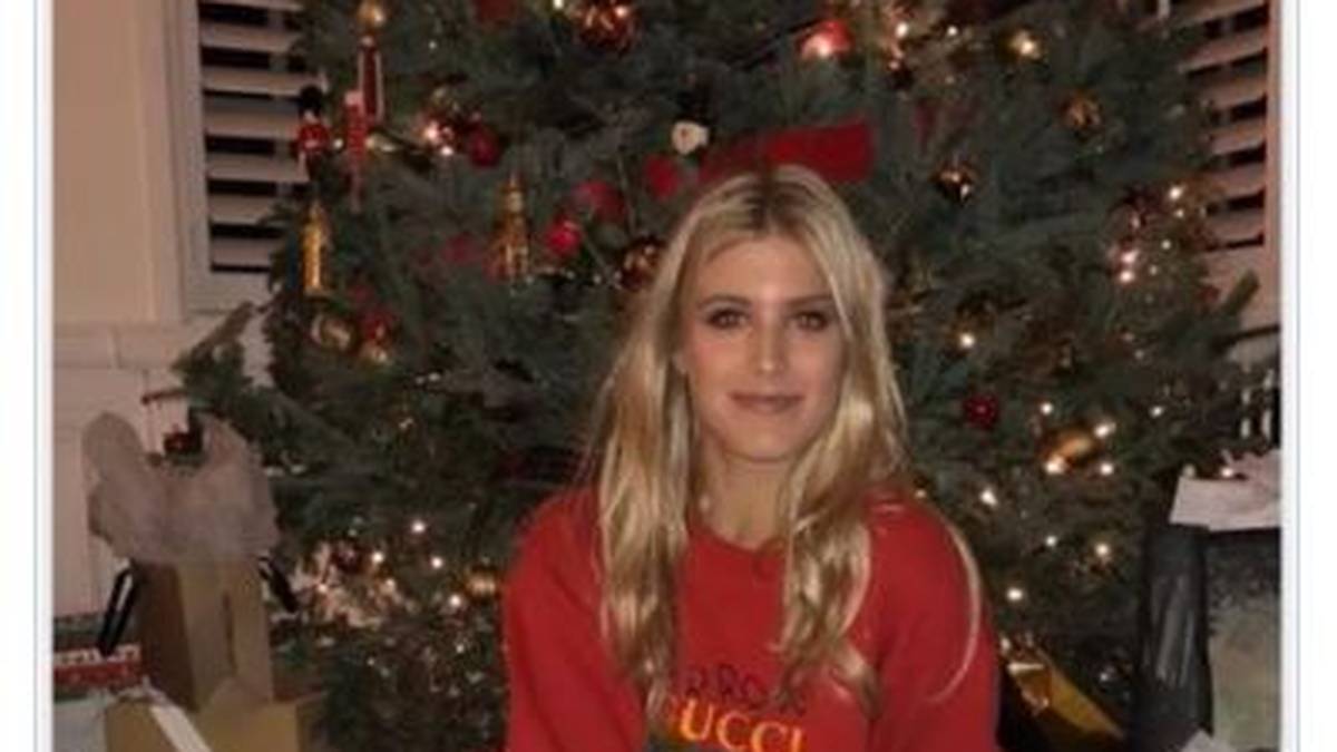 Nach einem Tweet, dass ihr in Quatantäne Gesellschaft fehle, melden sich zahlreiche Interessenten. Dann schaut sie bei Tinder vorbei uns ist überrascht, ihr eigenes Profil zu finden