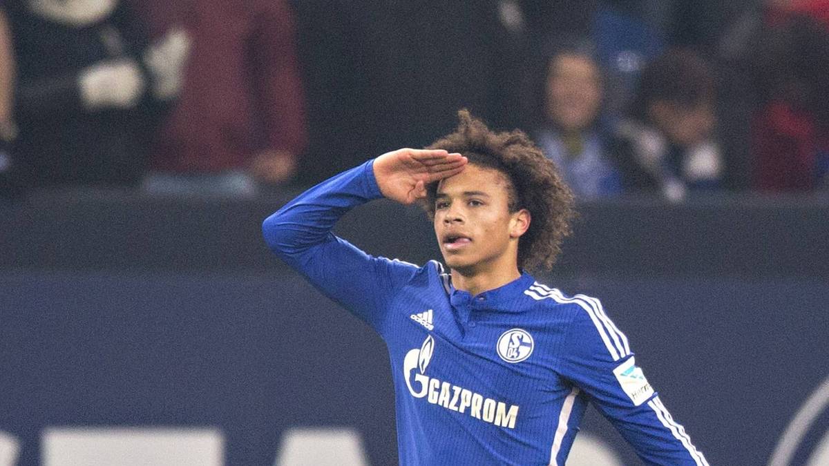 Mit einem gewonnenen Zweikampf gegen Harvard Nordtveit leitet Leroy Sane im Mittelfeld den Schalker Angriff ein