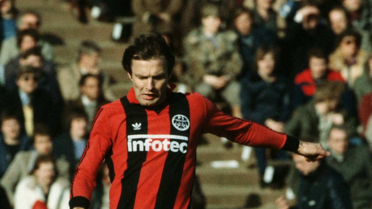 KARL-HEINZ KÖRBEL (ABWEHR): Der "treue Charly" ist der Senior auf dem Feld. Bis heute hat kein anderer Profi mehr Bundesliga-Spiele auf dem Buckel als er: 602 Mal spielte er in Deutschlands Eliteliga - und das nur für seine Frankfurter Eintracht 
