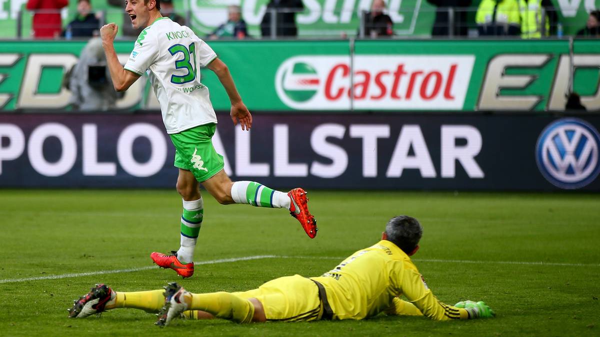 Robin Knoche legt nach. Ingolstadts Torhüter Ramazan Özcan liegt darnieder