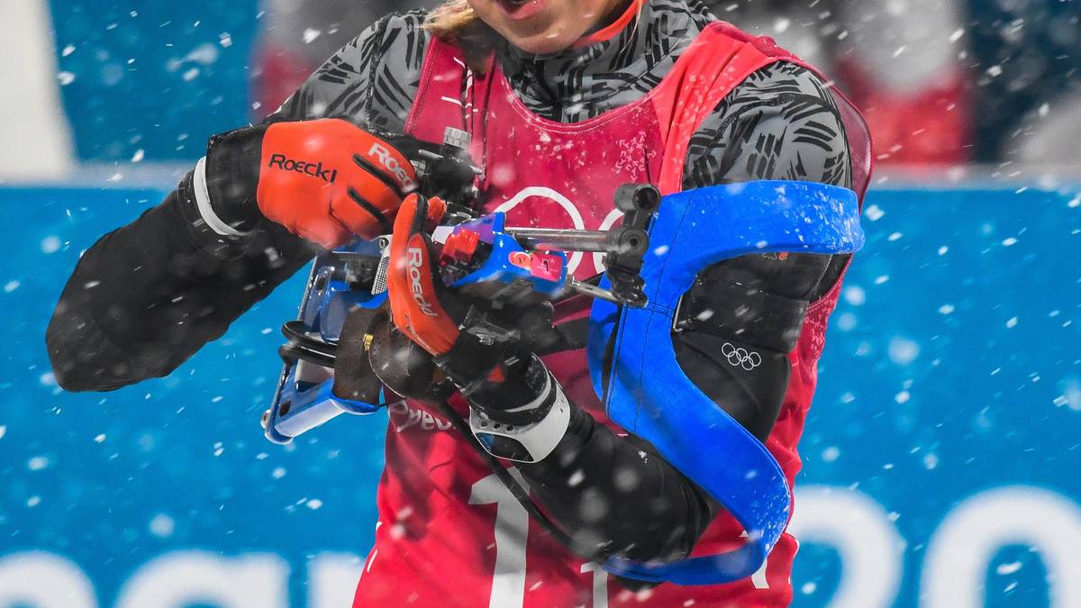 Preuß trifft in der Frauen-Staffel beim Liegendschießen zwar alle fünf Scheiben, denkt aber, dass sie eine verfehlt hat und lädt nach. Als sie den Irrtum bemerkt, muss sie eine Patrone herausrepetieren, um einer Disqualifikation zu entgehen. "Das hat mich alles aus dem Konzept gebracht", sagt die niedergeschlagene Preuß, die anschließend in die Strafrunde muss - wie auch Denise Herrmann und Franziska Hildebrand