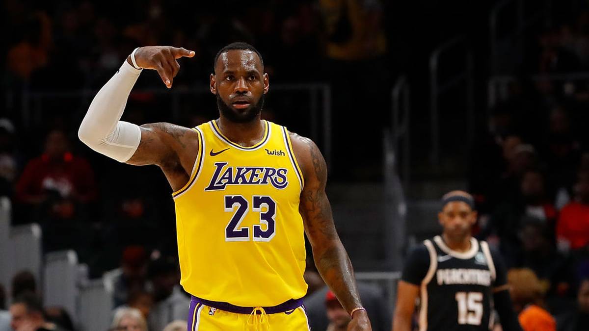 MITTE OKTOBER, AUFTAKT NBA-SAISON: Zum 75. Mal kämpfen die Teams der berühmtesten Basketballliga der Welt um den Meistertitel. Nur die besten Teams schaffen es am Ende der Saison in die Finals. Der aktuelle Meister Toronto Raptors ist gleichzeitig auch die einzige kanadische Mannschaft in der NBA