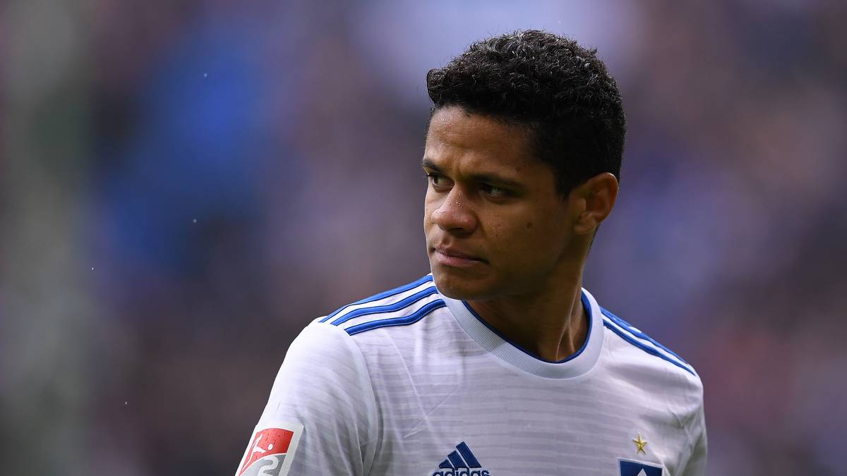 MÖGLICHE ABGÄNGE - DOUGLAS SANTOS: Der brasilianische Linksverteidiger ist vermeintlich das letzte verbliebene "Tafelsilber" bei den Hamburgern. Um weitere Transfers realisieren zu können, müsste Santos im Sommer verkauft werden