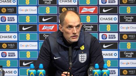 Viel Gesprächsstoff nach dem Freundschaftsspiel zwischen England und Uruguay. Ein Elfmeterpfiff und ungeahndete Fouls bringen England-Trainer Thomas Tuchel an seine Grenzen. Entsprechend fällt dessen Fazit für den deutschen Schiedsrichter Sven Jablonski aus.