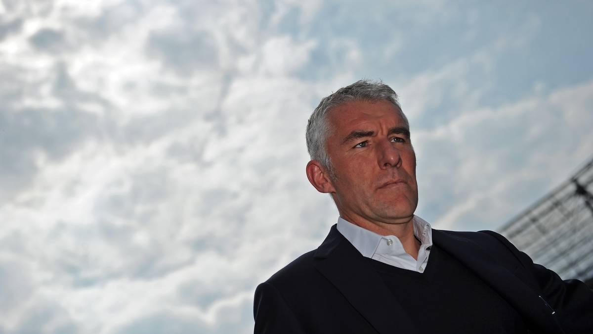 Zuletzt war er 2017 beim KSC tätig, doch nach nur vier Monaten trennte man sich wieder. Danach arbeitete er als TV-Experte. In seiner zweiten Amtszeit bei 96 weiß auch Slomka, dass er erfolgreich sein muss. Der Aufstieg wird nicht zum großen Thema gemacht, aber Klub-Boss Martin Kind wird intern die Rückkehr in die Bundesliga schon als klares Ziel vorgegeben haben