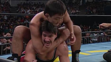 Shinjiro Otani (o.) bestritt 1995 bei WCW ein Match gegen Eddie Guerrero
