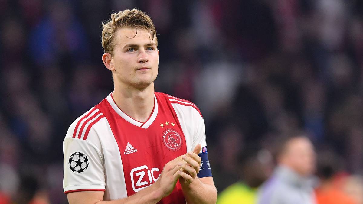 MATTHIJS DE LIGT: Der Ajax-Kapitän ist DER Innenverteidiger der Zukunft. Die Frage ist nicht mehr, ob er wechselt, sondern nur noch wohin. Lange galten Barcelona und PSG als Favorit im Rennen um das Mega-Talent, doch nun hat sich das Blatt gewendet
