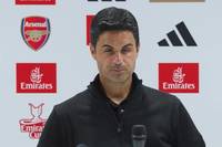 Mikel Arteta freut sich für Neuzugang Riccardo Calafiori, der in seinem ersten Spiel für Arsenal von den Fans herzlich empfangen wurde. Der Innenverteidiger sei extrem vielseitig, erklärt der Trainer.