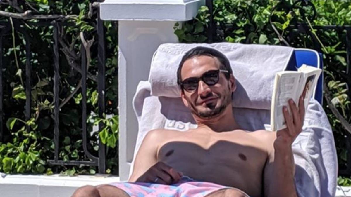 Mats Hummels widmet sich klassischen Urlaubsaktivitäten: Er lässt in der Sonne die Seele baumeln und liest dabei ein Buch