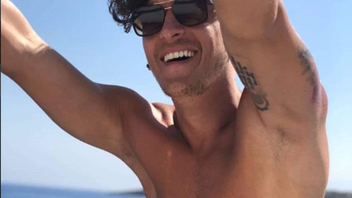 In Deutschland tobt eine hitzige Debatte um die DFB-Führung und den Umgang mit Mesut Özil, der Betroffene selbst lächelte die Sorgen am Samstag mit nacktem Oberkörper im Urlaub weg - allerdings noch vor dem Appell von DFB-Präsident Reinhard Grindel