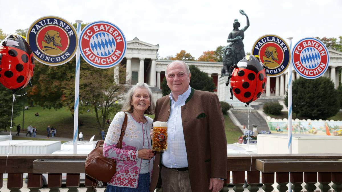 Erst mit Verspätung und nach dem traditionellen Wiesn-Besuch gibt Hoeneß seinem Trainer verbale Rückendeckung. Dem "kicker" sagt er: "Ich werde Niko Kovac verteidigen bis aufs Blut"