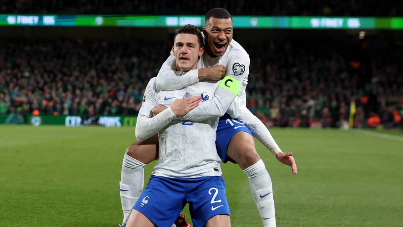 Kylian Mbappé (r.) freut sich mit Torschütze Benjamin Pavard