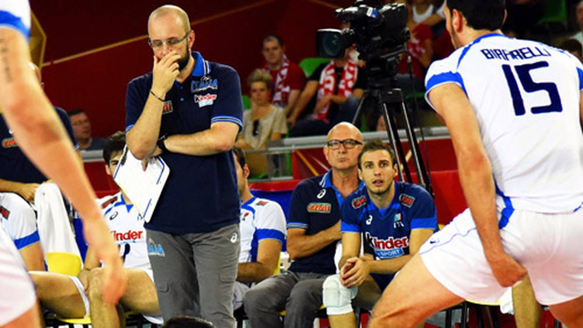 Seinem Coach Mauro Berruto zu Füßen liegt dieser Italiener im Spiel gegen Argentinien