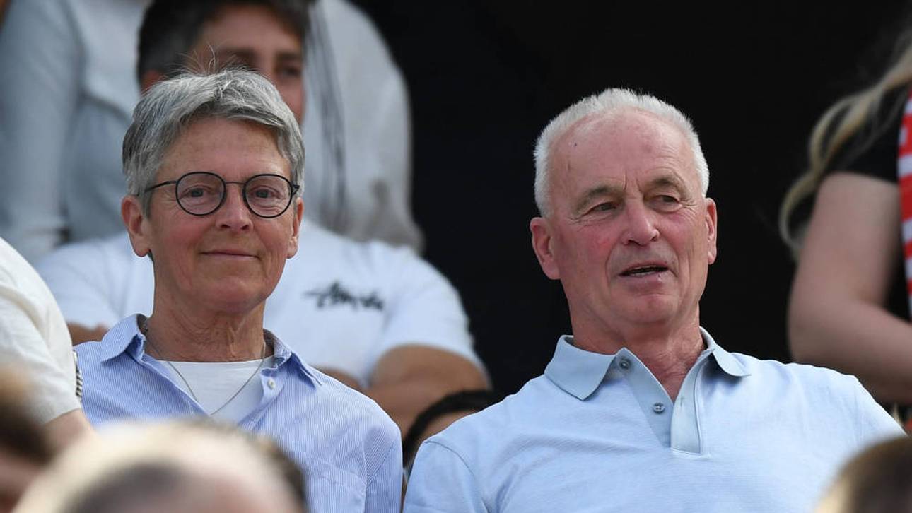 Karin und Hans Wirtz beraten ihren Sohn Florian 