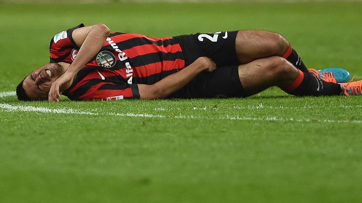 Das tut weh! Slobodan Medojevic zieht sich eine Leistenverletzung zu und muss ausgewechselt werden