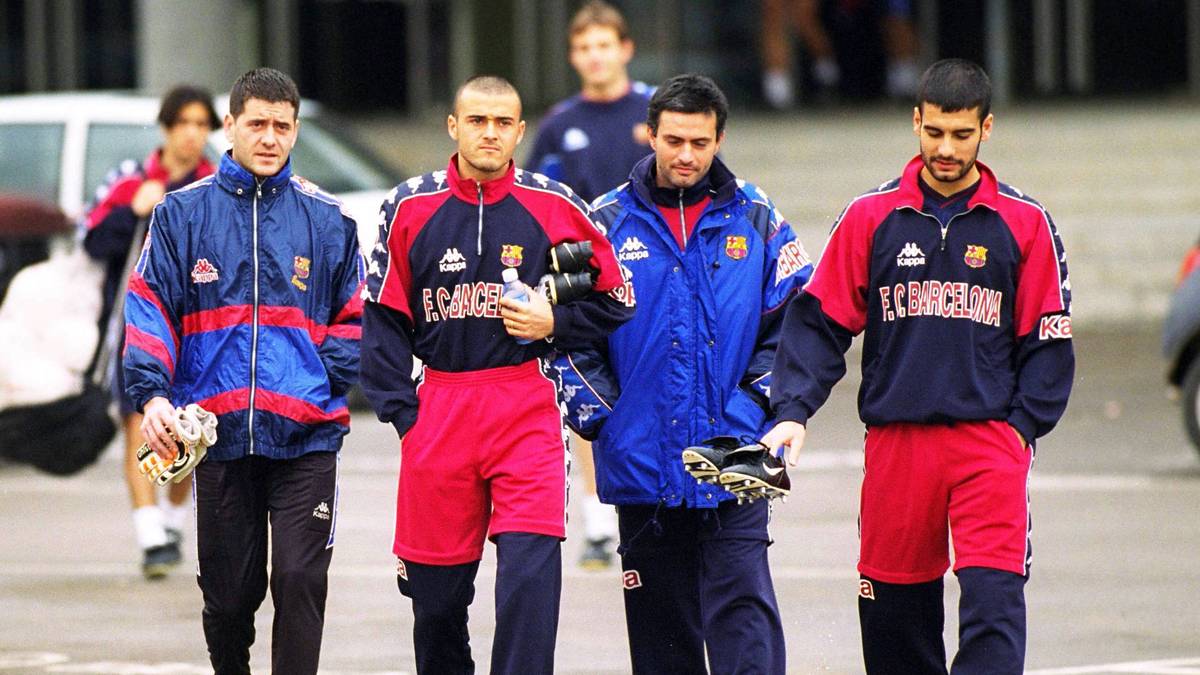 Mourinho und Guardiola treffen erstmals beim FC Barcelona aufeinander. Als Co-Trainer an der Seite von Sir Bobby Robson kommt Mourinho (3.v.l.) über die Stationen Sporting Lissabon und FC Porto 1996 zu den Katalanen. Guardiola (r.) ist damals schon da, er ist noch Spieler und seit 1987 fester Bestandteil des Klubs