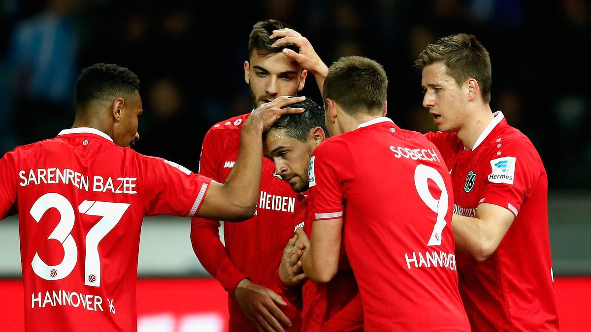 Gelingt die Sensation beim Trainer-Debüt? Die Hannover-Spieler freuen sich jedenfalls über den Führungstreffer