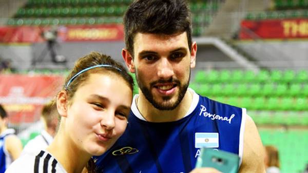 Nach Spielende schnappt sich dieses Ballmädchen den Argentinier Facundo Conte für ein Selfie