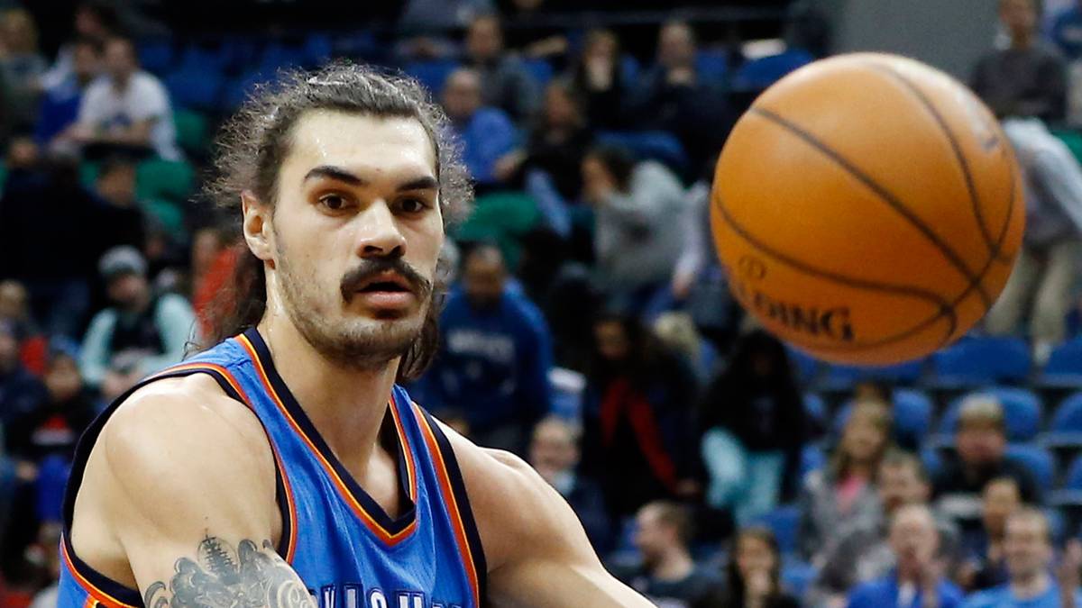 NBA-Profi Steven Adams meinte einmal im Scherz auf einer Pressekonferenz, dass ihn Tom Selleck bei der Wahl seines Bartes inspiriert hat. Die Haare noch um einiges kürzer, dann würde Adams tatsächlich als gutes Magnum-Double durchgehen