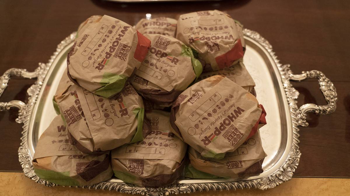 Schnell weiter zum nächsten Fast-Food-Unternehmen, das schon gierige Blicke auf die Einnahmezahlen wirft. "Burger King" wartet in diesem Jahr mit den sogenannten Mysteryboxen auf. Diese gibt es ab einem Mindesbestellwert von zehn Dollar bei Hauslieferung. Die Boxen müssen aufbewahrt werden, während des Spiels gibt es dann weitere Instruktionen, die mit einem Werbespot zusammenhängen