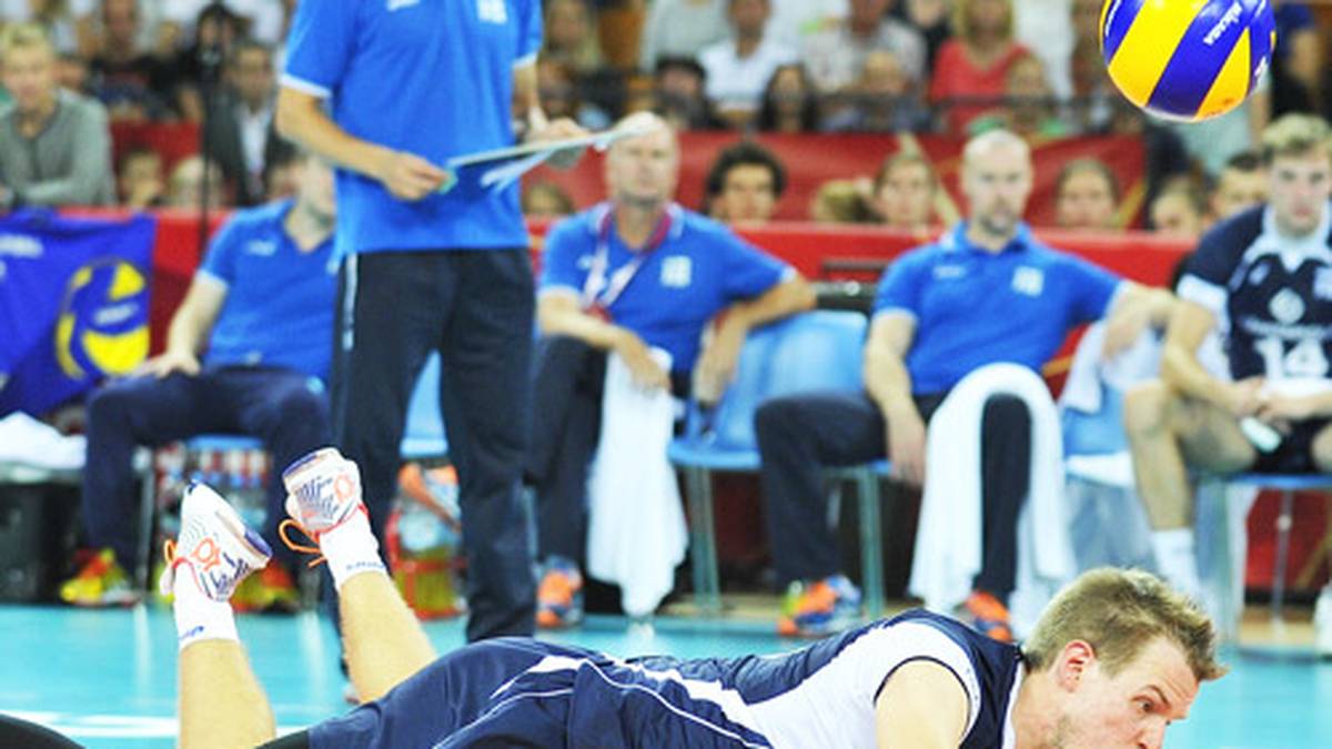 Noch herzlicher geht es bei den Finnen zu. Ob Mikko Oivanen und Lauri Kerminen zukünftig öfter auf diese Weise einen Ball spielen wollen, steht aber noch nicht fest 