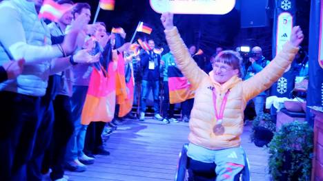 Nach der Goldmedaille bei den Paralympics 2026 reagiert Anna-Lena Forster überglücklich und spricht über die große Bedeutung der Medaille im Monoski.