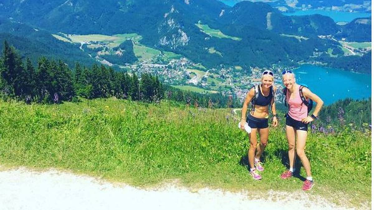 Was für ein Panorama - die finnischen Biathletinnen Mari Laukkanen (l.) und Kaisa Mäkäräinen bereiteten sich in Österreich auf die Saison vor