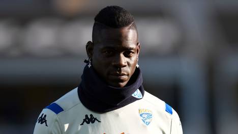 PARMA, ITALY - DECEMBER 22:  Mario Balotelli of Brescia Calcio looks on during the Serie A match between Parma Calcio and Brescia Calcio at Stadio Ennio Tardini on December 22, 2019 in Parma, Italy.  (Photo by Alessandro Sabattini/Getty Images)