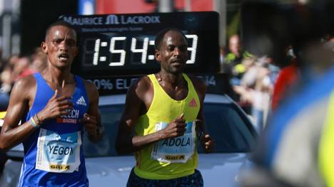 Gewinner des 47. Berlin-Marathons: Guye Adola (r.)