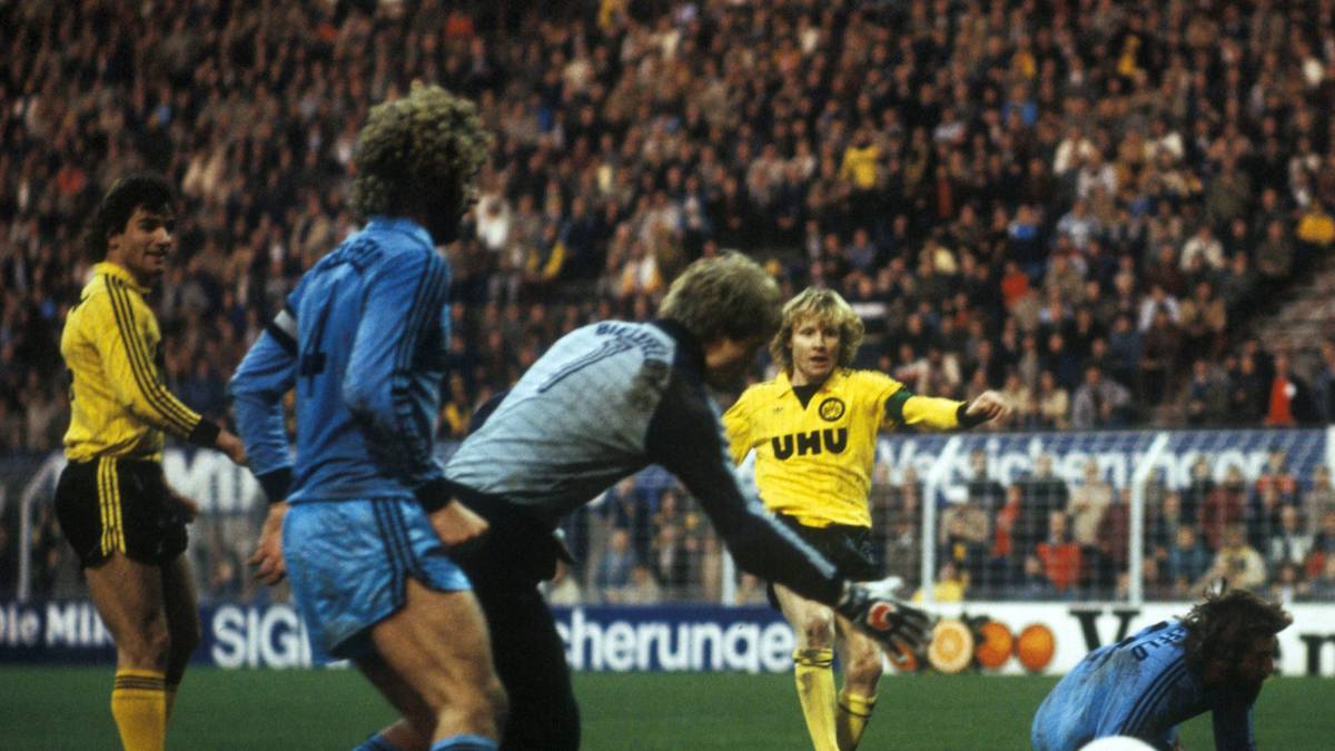 Über dieses raffinierte Tor gegen den FCK sagte er: "Der Ehrmann hält den Ball, ich liege so neben dem Tor und sehe, wie der Gerry vor sich hinpennt. Ich gehe zu ihm und schubs' dem mit der Hand die Pille aus dem Arm. Fällt der Ball auf den Boden und ich schieb' ihn rein." So einfach war das in der guten alten Burgsmüller-Zeit. Ganz ohne VAR!