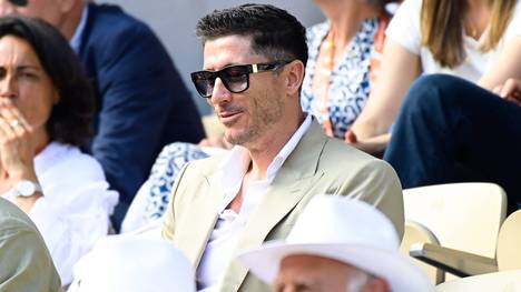 Es bleibt spannend in der Transfersaga um Robert Lewandowski: Der Superstar hat bei einem Trip nach Ibiza offenbar Barcelonas Trainer Xavi getroffen. 