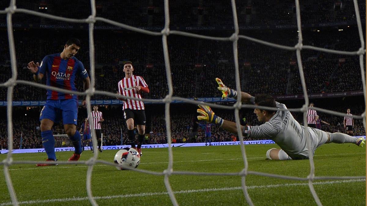 11. JANUAR 2017: Barca-Stürmer Luis Suarez überwindet Athletic Bilbaos Keeper Gorka Iraizoz beim Duell in der Copa del Rey. Eine Flanke von Neymar setzt der Uruguayer lehrbuchmäßig volley in die Maschen