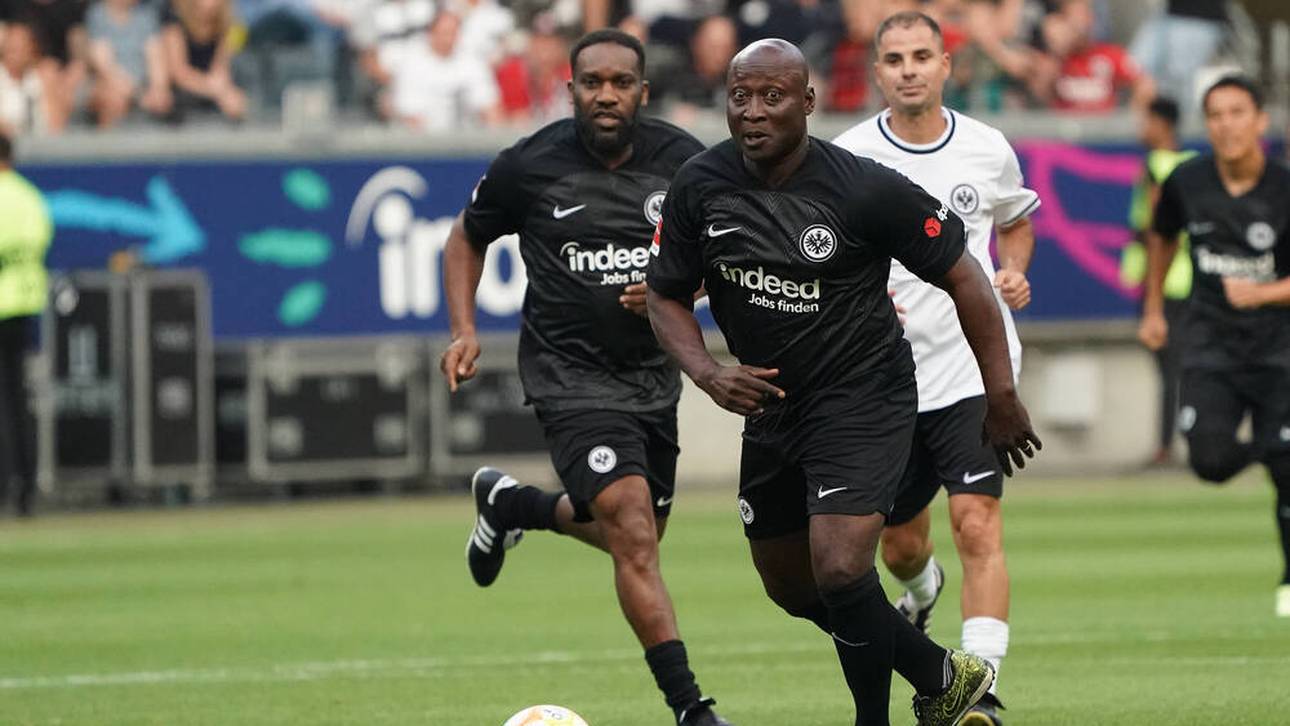 Anthony Yeboah (r.) und Jay-Jay Okocha spielten im August beim Abschiedsspiel für Alex Meier