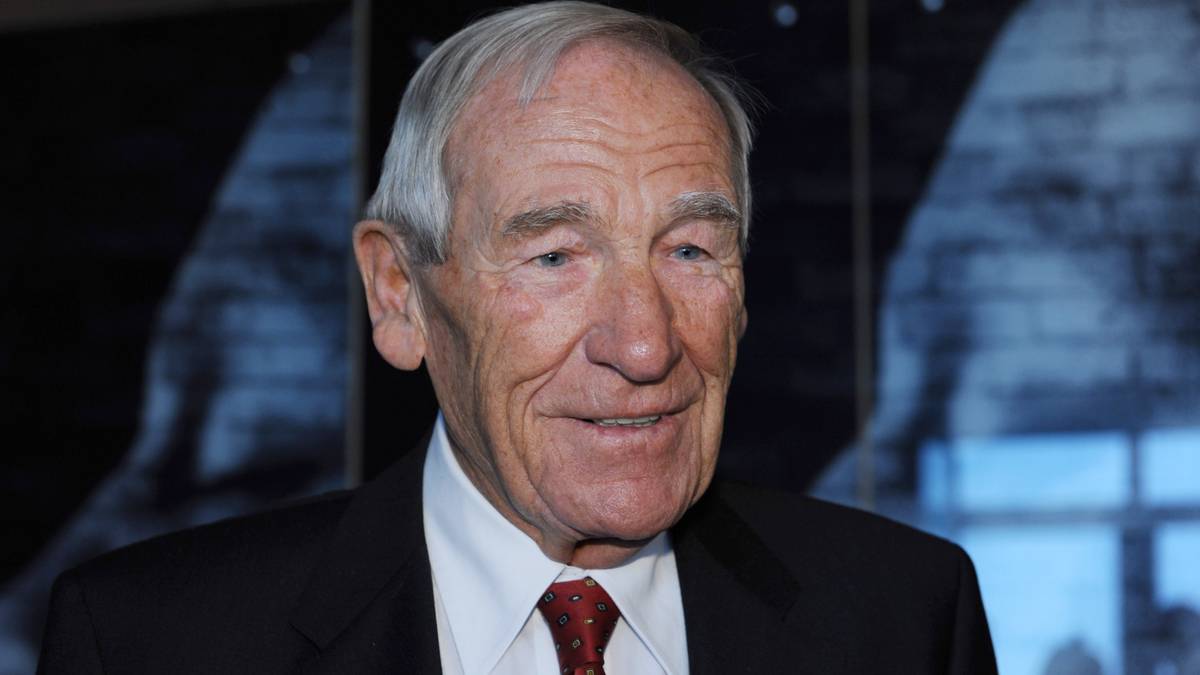 PLATZ 12 - BERT TRAUTMANN (Deutschland): Der gebürtige Bremer spielte nie für die deutsche Auswahl, machte sich aber in England unsterblich. Nach seiner Freilassung aus englischer Kriegsgefangenschaft blieb der frühere Fallschirmjäger auf der Insel und schloss sich 1949 Manchester City an. Das brachte 20.000 Fans der Citizens vor Wut auf die Straße 