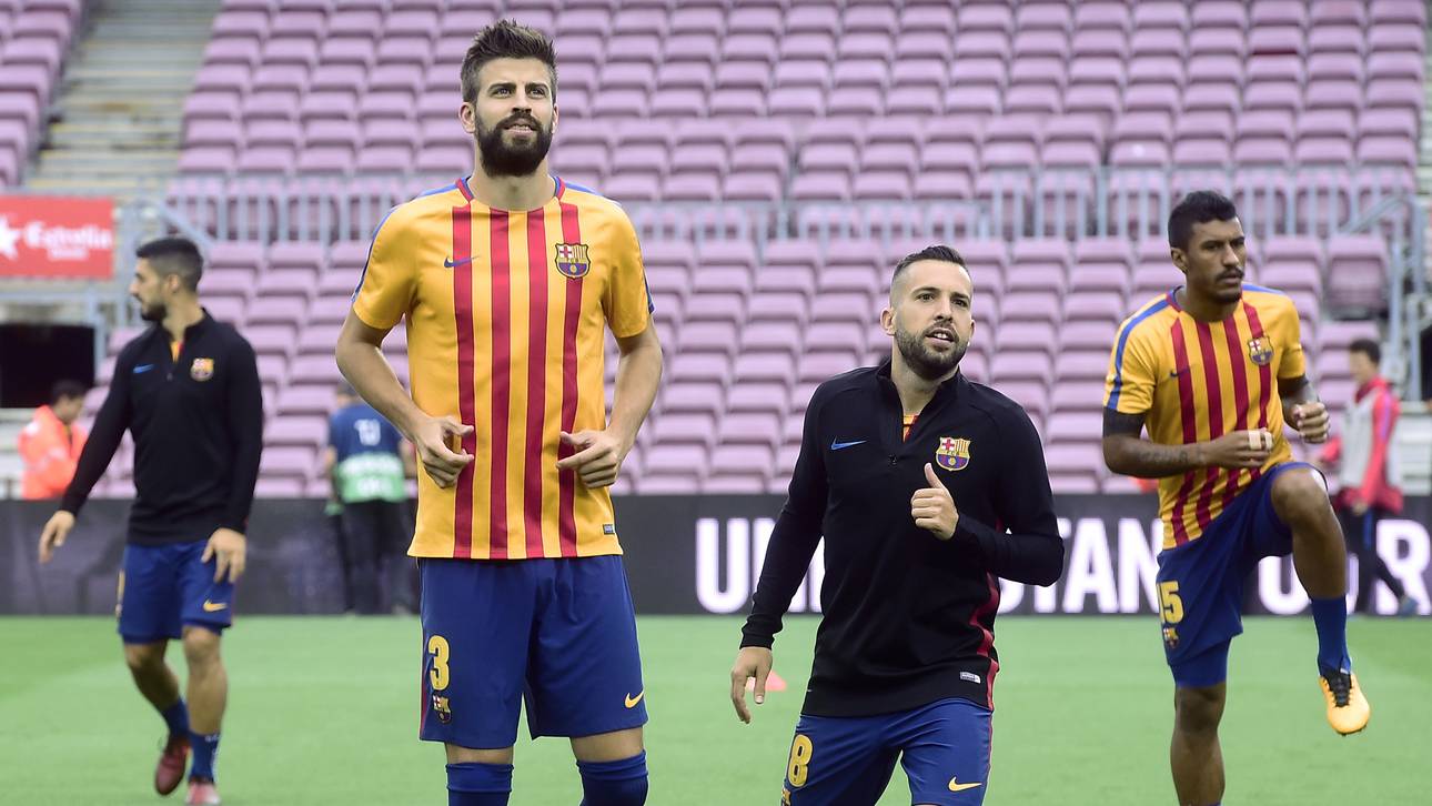 Gerard Pique (l.) und Co. zeigten vor dem Spiel ihre Unterstützung für Katalonien