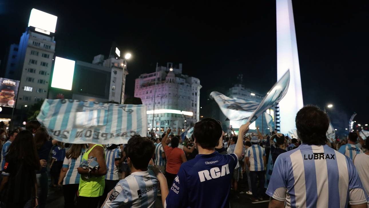 Fan feiert mit Opa-Schädel