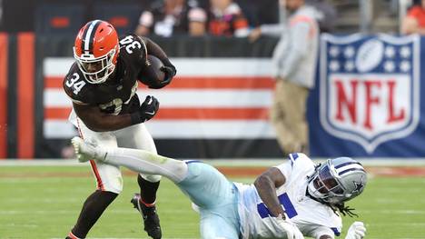 Dallas Cowboys Trevon Diggs (7) is called for a leg whip on Cleveland Browns running back Jerome Ford (34) during the second half at Huntington Bank Field in Cleveland, Ohio on Sunday September 8, 2024. PUBLICATIONxINxGERxSUIxAUTxHUNxONLY CLE20240908126 AARONxJOSEFCZYK