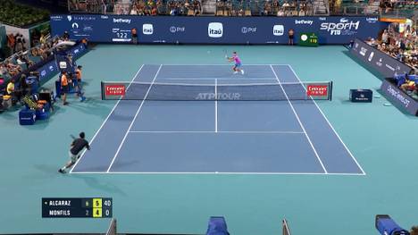 Bei den ATP-Masters in Miami lässt Carlos Alcaraz seinem Gegner Gael Monfils keine Chance und zieht souverän ins Achtelfinale ein.