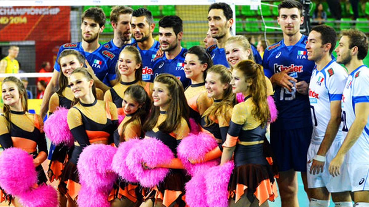 Wer hier wohl wen um das Bild gebeten hat? Die Cheerleader haben jedenfalls sichtlich Freude sich mit den italienischen Spielern fotografieren zu lassen
