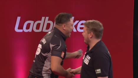 Martin Schindler ist gegen Weltmeister Gerwyn Price in der 2. Runde chancenlos und verliert deutlich. Auch für Gabriel Clemens ist das Turnier bereits beendet. Er hat gegen Damon Heta das Nachsehen. 