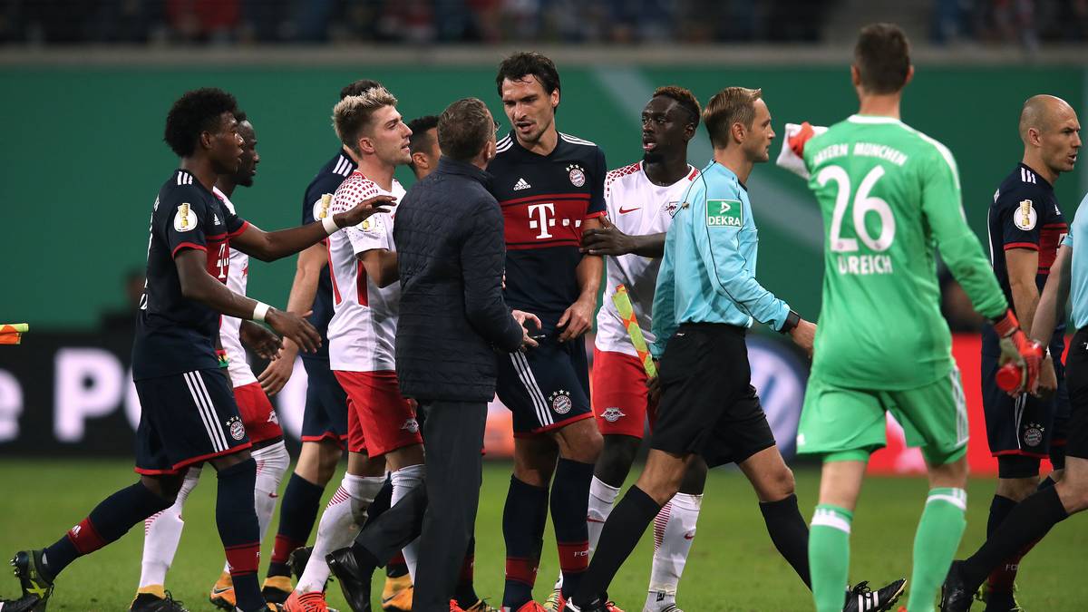 Auch Bayern-Verteidiger Mats Hummels gefällt Rangnicks Vorhaben nicht. Er nimmt sich den Leipzig-Sportdirektor vor, weil er versucht den Schiedsrichter zu beeinflussen. Eine Auswirkung auf die Entscheidung hätte das Video nicht gehabt. "Es hätte keine Revision ausgelöst. In der Halbzeit noch einmal zu intervenieren, bringt nichts", so Heynemann