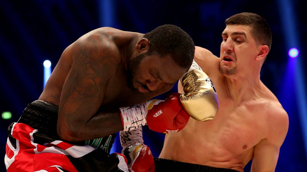 Die nächste WM-Chance gibt es gegen IBO-Champ Ola Afolabi. Der Brite gibt in der zehnten Runde auf - Huck ist Weltmeister. 2017 verliert Huck in der Dortmunder Westfalenhalle die Titelverteidigung gegen Mairis Briedis einstimmig nach Punkten, der IBO-Gürtel ist futsch