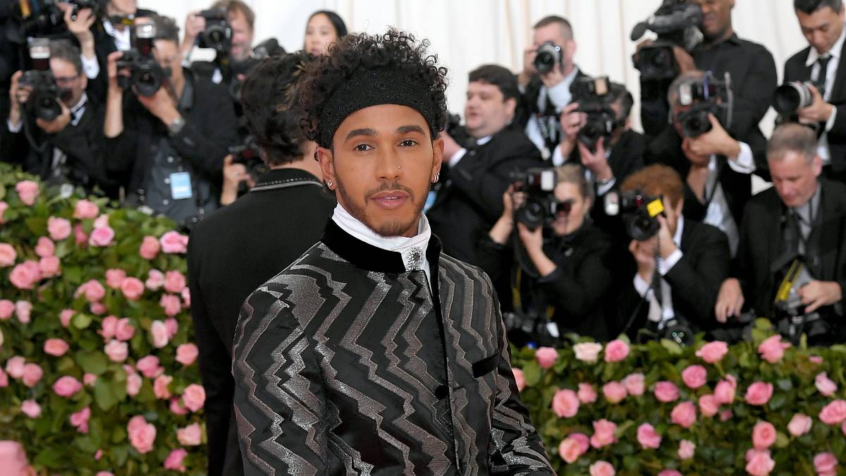 Formel-1-Weltmeister Lewis Hamilton ließ sich in einem Anzug in Schlangenleder-Optik blicken. Nicht nur ihm selbst standen bei diesem Anblick die - in letzter Zeit oftmals zu Cornrows geflochtenen - Haare zu Berge