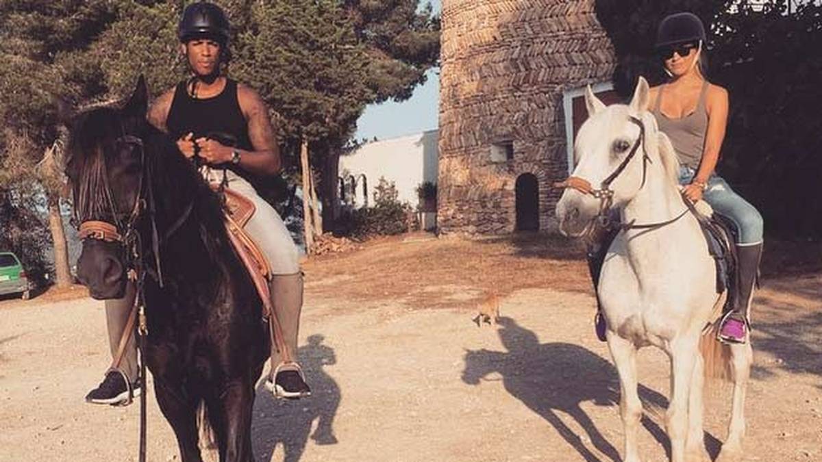 Hoch zu Ross gehen Schalkes Dennis Aogo und seiner Freundin Ina Toennes an