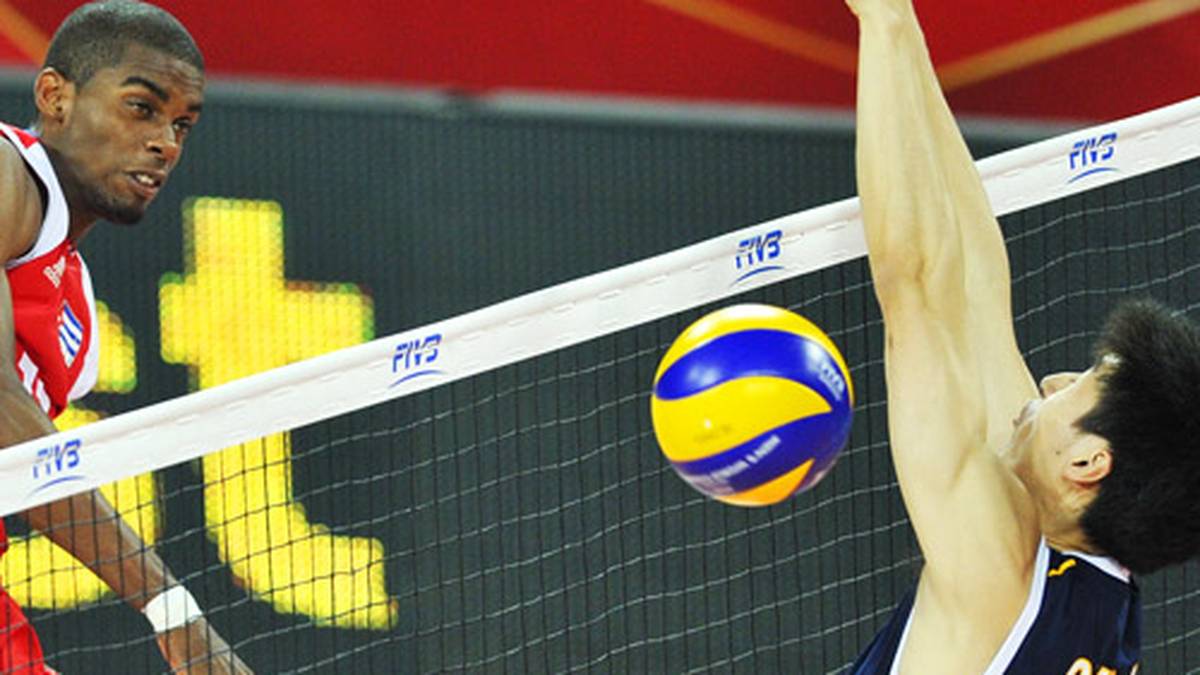 Augen zu und durch! Dieser Chinese bekommt den Ball vom Kubaner Felix Emilio Chapman Pineiro aus kürzester Distanz ins Gesicht geschmettert