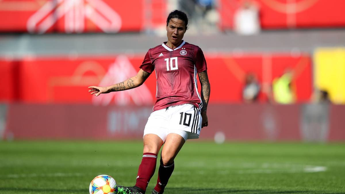 DZSENIFER MAROZSAN: Die zweite Lyon-Spielerin im Kader ist mit 32 Toren in 89 Länderspielen eine der treffsichersten Spielerinnen von Bundestrainerin Voss-Tecklenburg. Die Spielmacherin traf im Champions-League-Finale gegen Barcelona zum zwischenzeitlichen 1:0 (Endstand 4:1)